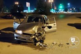 В Днепре Hyundai на скорости протаранил ВАЗ: есть пострадавшие