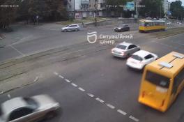 В Днепре на проспекте Хмельницкого легковушка врезалась в трамвай (Видео)