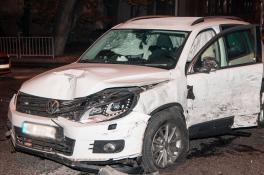 В Днепре Volkswagen спровоцировал ДТП с Infiniti: авто врезалось в дорожный знак (Видео)