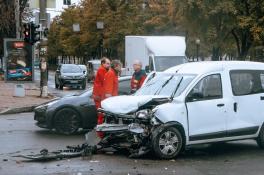 В центре Днепра Renault спровоцировал серьезное ДТП с пострадавшими