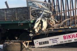 На трассе Днепр-Харьков грузовик влетел в фуру: авто разбито вдребезги