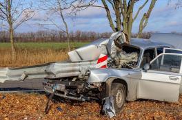 На трассе Днепр-Кривой Рог легковушка влетела в отбойник: пострадал водитель