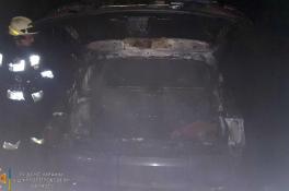 В Днепре в подземном паркинге сгорел элитный автомобиль