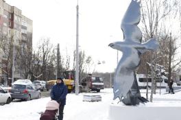 В Днепре в спальном районе установили трехметровую скульптуру сокола