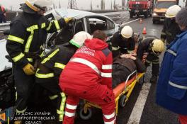 В Павлоградском районе легковушка влетела в грузовик: 3 человек госпитализировали