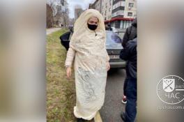 В центре Днепра на митинге заметили человека в костюме презерватива