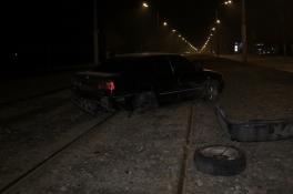 В Днепре автомобиль потерял колесо и вылетел на рельсы