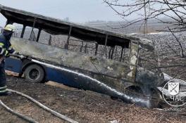 На Днепропетровщине столкнулись автобус с пассажирами и легковушка: водитель сгорел заживо