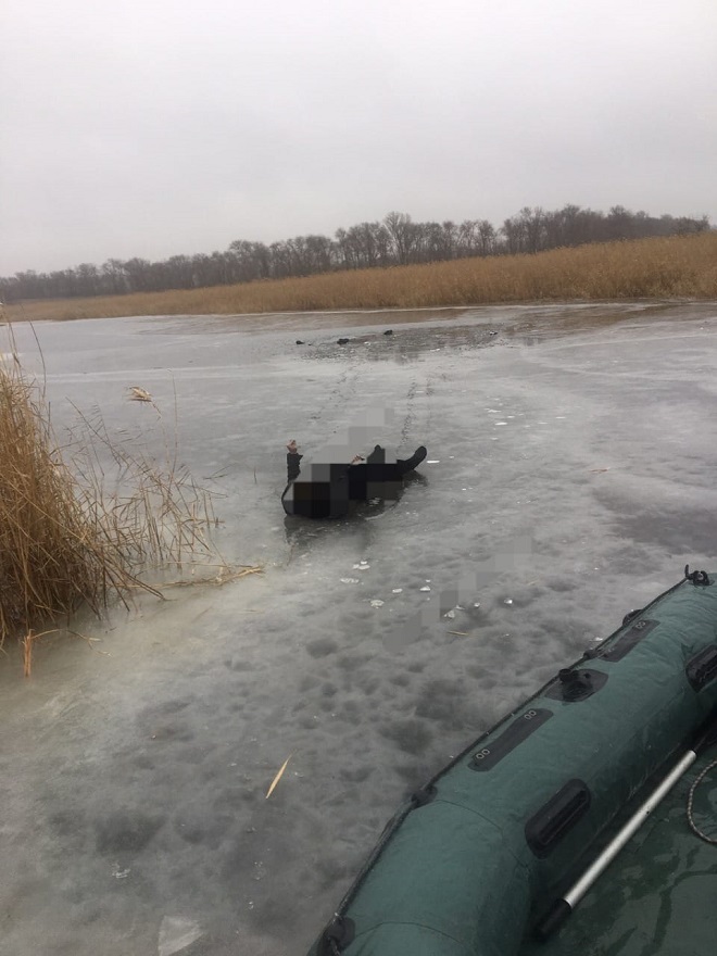Рыбаки провалились под лед