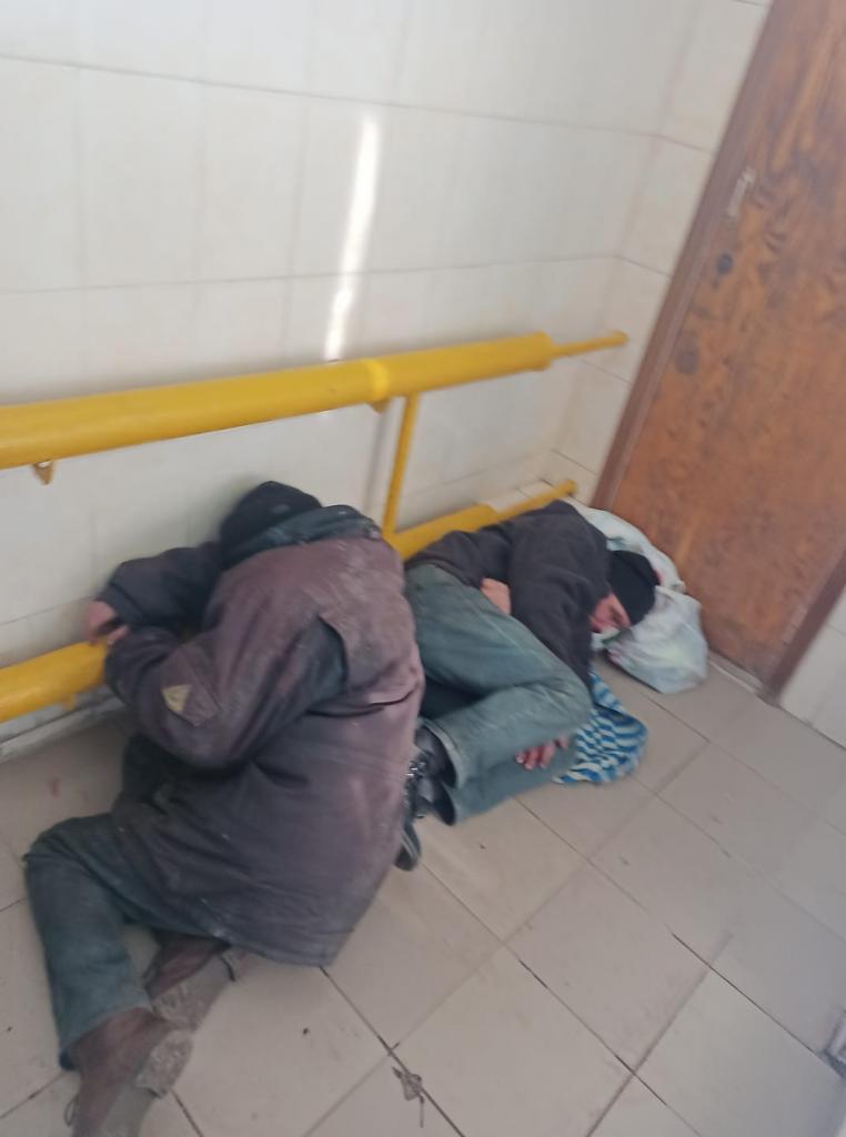 Бездомные оккупировали туалет вокзала в Никополе