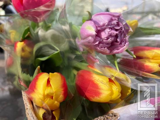 Военные дарили криворожанкам цветы в честь Международного женского дня