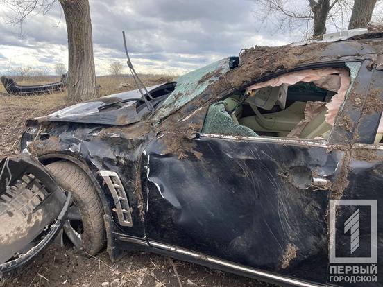 На Днепропетровщине авто слетело в кювет и несколько раз перевернулось