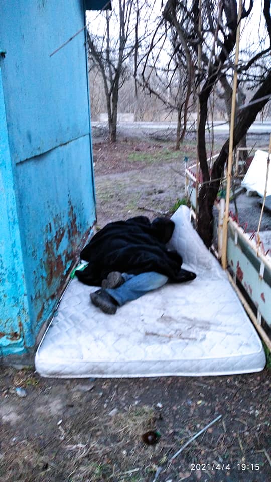 В Новомосковске мужчина с инвалидностью поселился под деревом на матрасе