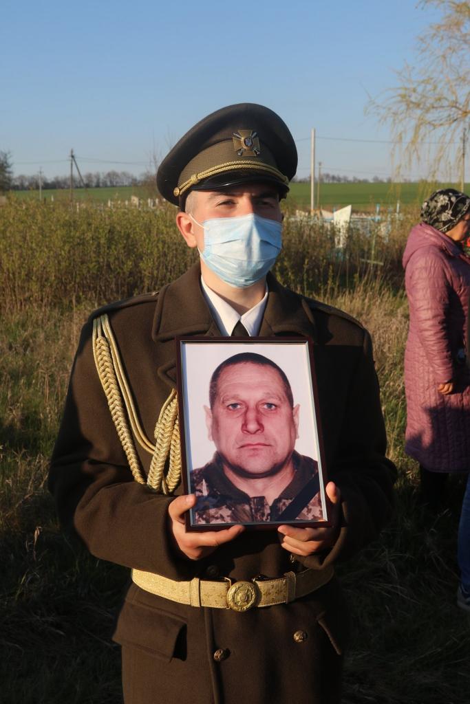 На Днепропетровщине простились с погибшим на Донбассе бойцом