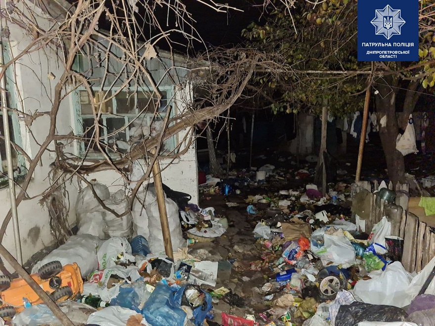 В Днепре среди кучи мусора нашли пятерых детей