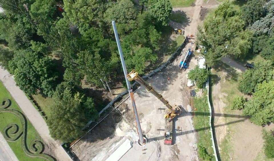 В парке Кривого Рога установили 72-метровый флагшток
