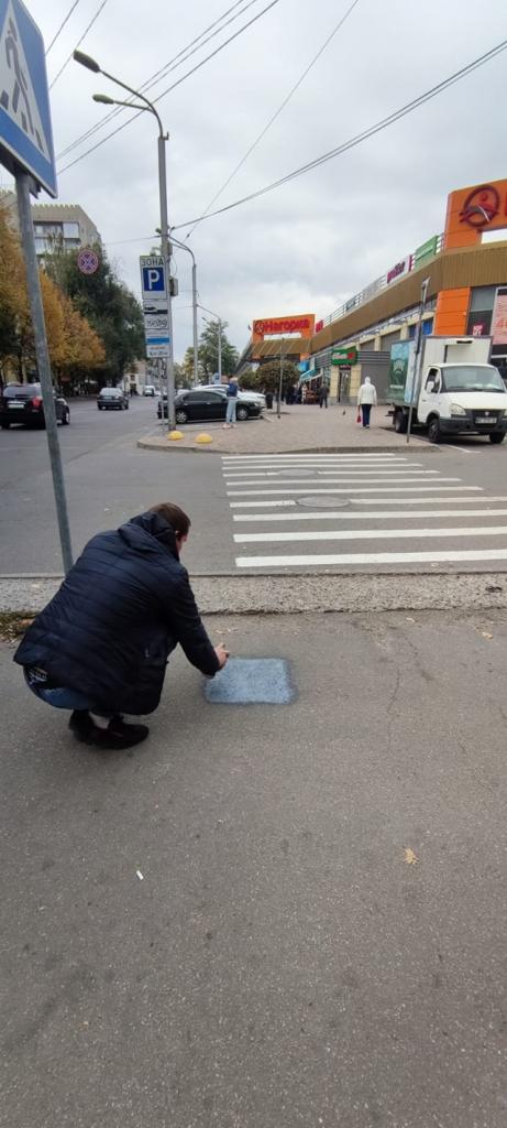 В Днепре разыскивают вандалов, которые разрисовали тротуары рекламой