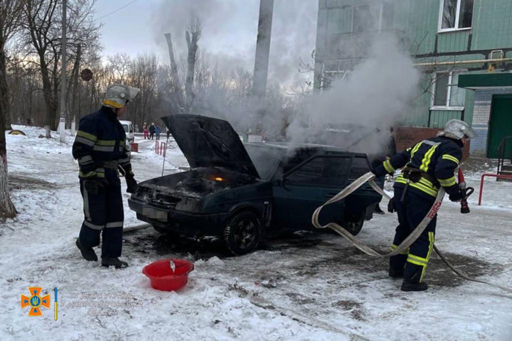 В Новомосковске во дворе многоэтажки загорелась легковушка