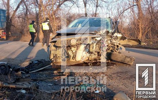 Водителю стало плохо: в Кривом Роге иномарка разбилась о столб