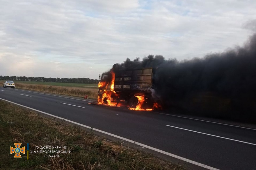 В Днепровском районе фургон влетел в сгоревший грузовик: погиб подросток