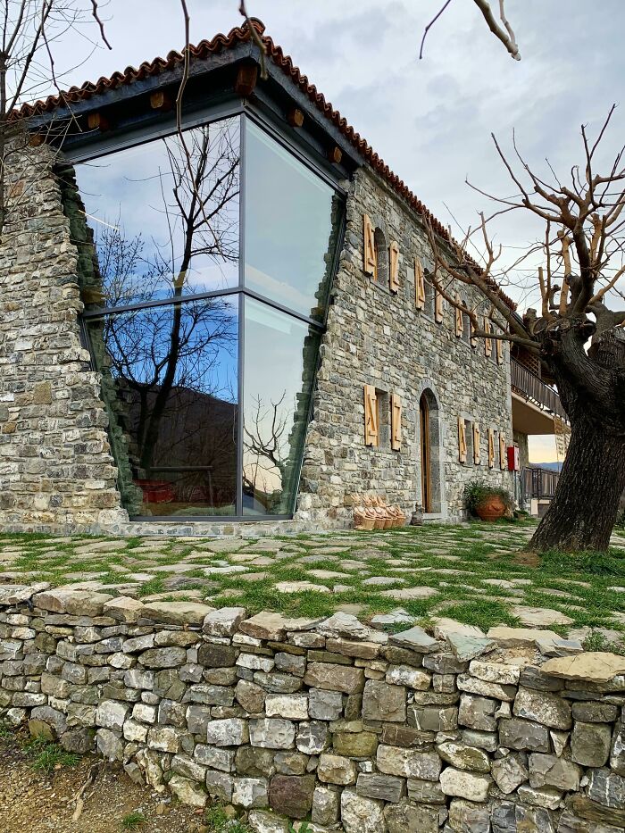 Дом, полуразрушенный землетрясением ещё в 1979 году, был восстановлен пару лет назад, Албания