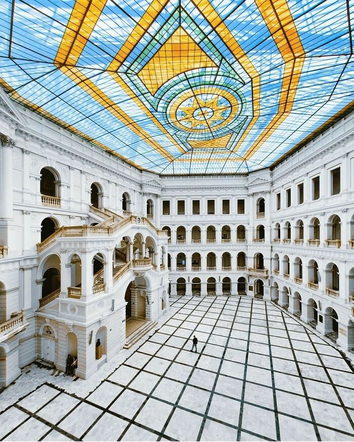 Главный корпус Варшавского технологического университета