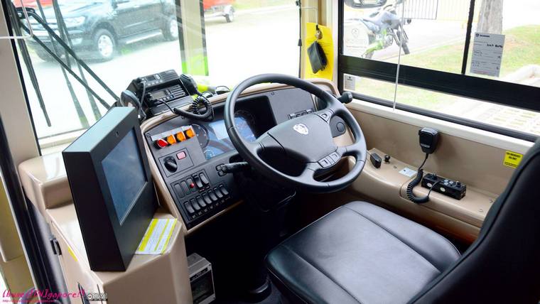 Автобус с раздвижной передней панелью