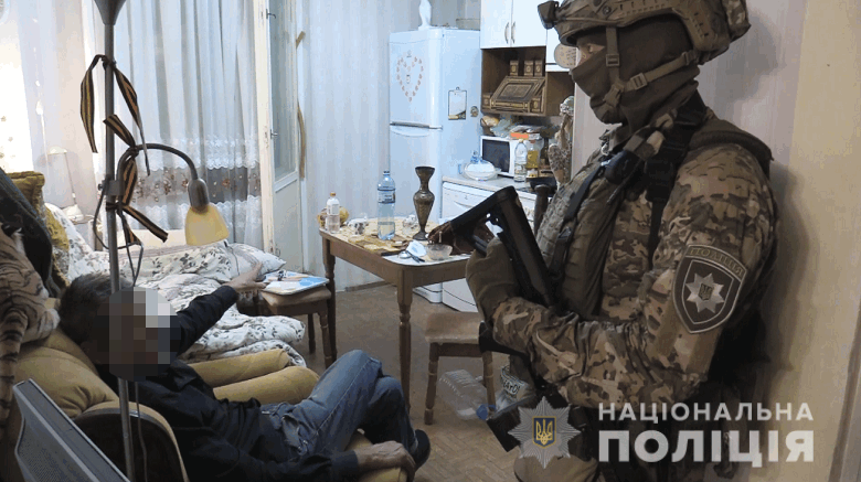В Киеве пенсионер который проник в чужую квартиру и взял в заложники женщину
