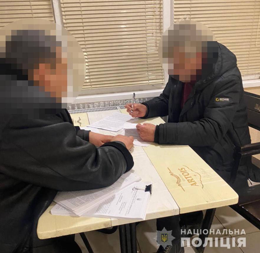 На Днепропетровщине полиция разоблачила четырех чиновников-коррупционеров
