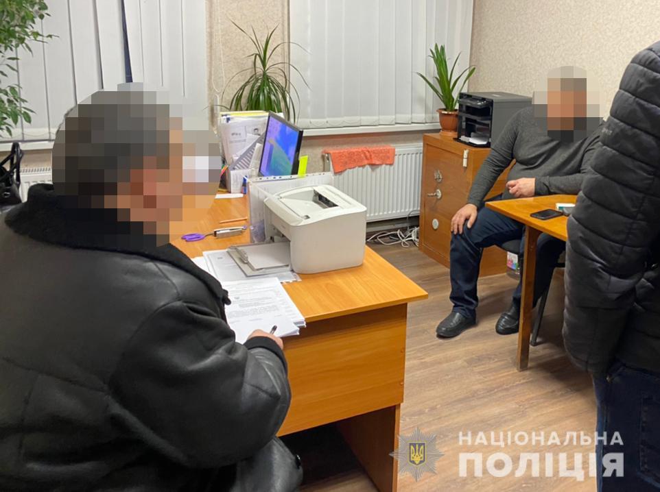 На Днепропетровщине полиция разоблачила четырех чиновников-коррупционеров