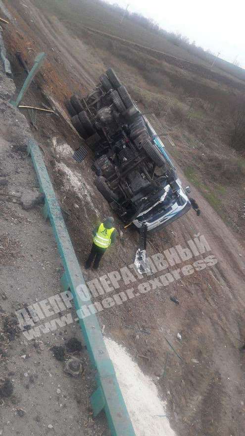 На Днепропетровщине грузовик угодил в ДТП с переворотом