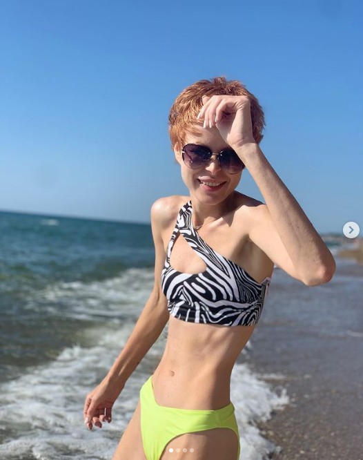 Елена-Кристина Лебедь в купальнике позировала у моря