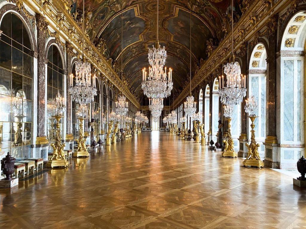 Елена Зеленская в стильном образе посетила Версаль