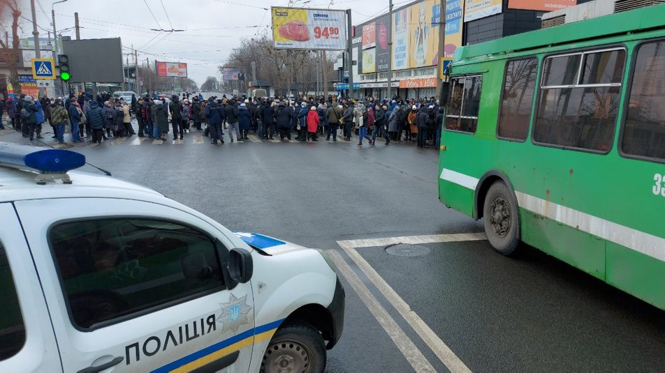 В Харькове работники завода перекрыли дорогу в знак протеста