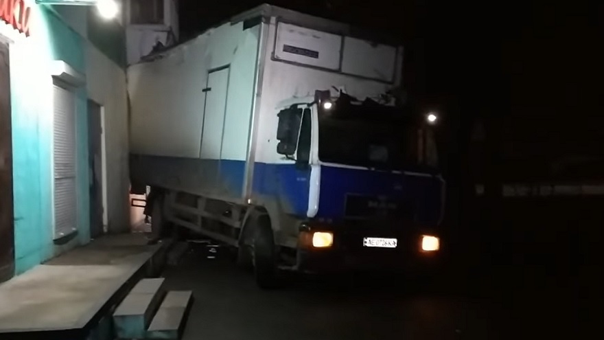 В Днепре водитель на грузовике снес теплотрассу: жители домов остались без отопления