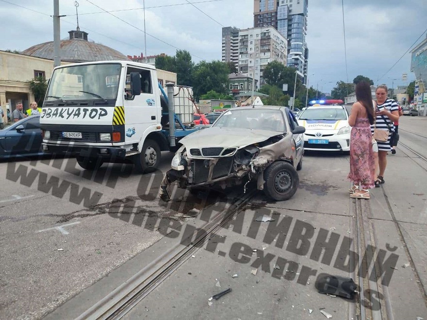 В Днепре возле "Озерки" в ДТП разбились две легковушки