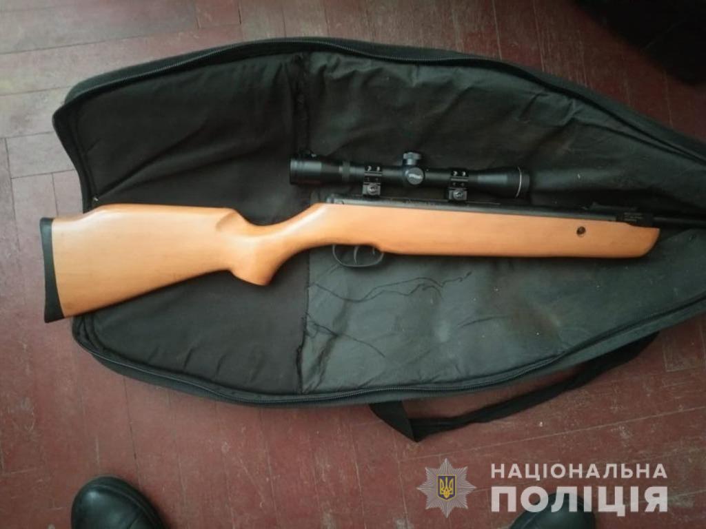 На Киевщине мужчина застрелил аиста и выбросил на свалку