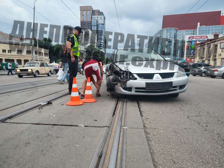 В Днепре возле "Озерки" в ДТП разбились две легковушки