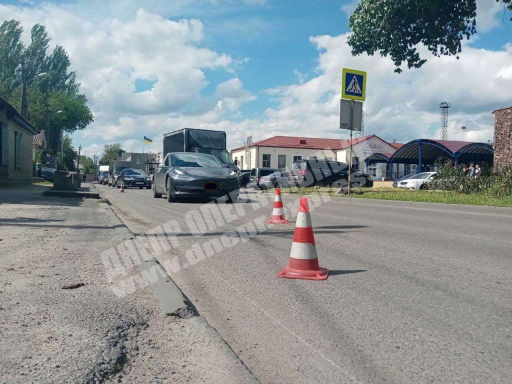 В Днепре на Каруны Tesla сбила пьяного пешехода