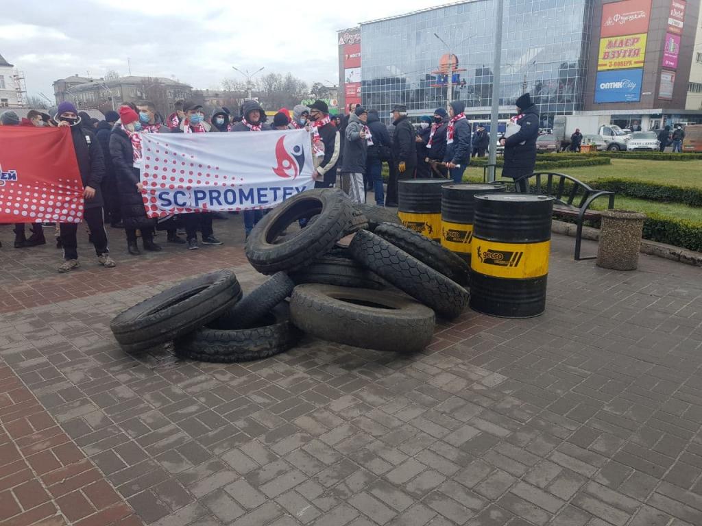 В Каменском проходит митинг в поддержку команд СК "Прометей"