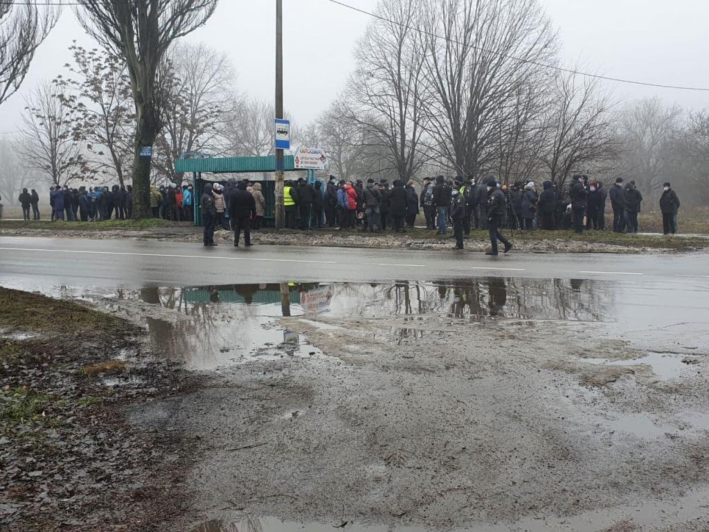 Жители Каменского перекрыли трассу на Днепр из-за коммунальных проблем