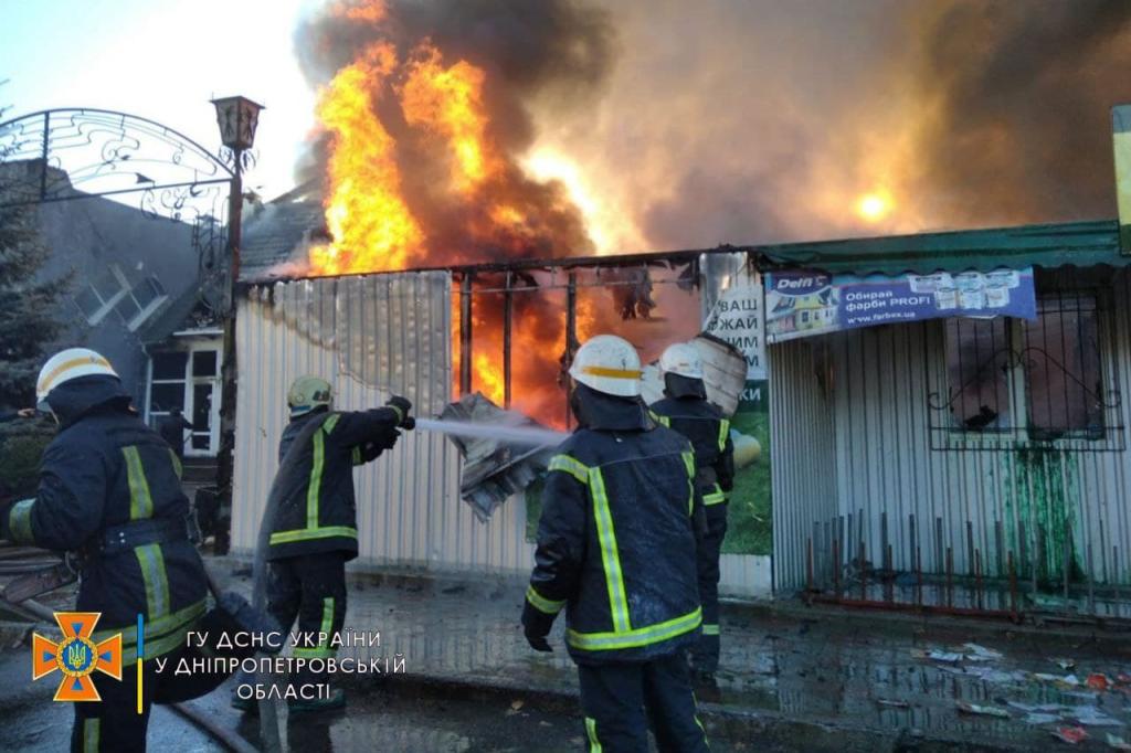 В Каменском дотла выгорел магазин секонд-хенда 