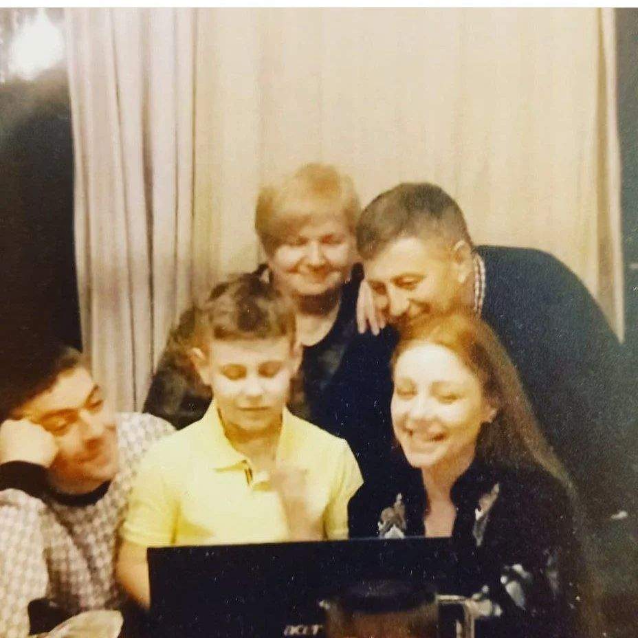 Тина Кароль поделилась редким снимком с родителями и братом