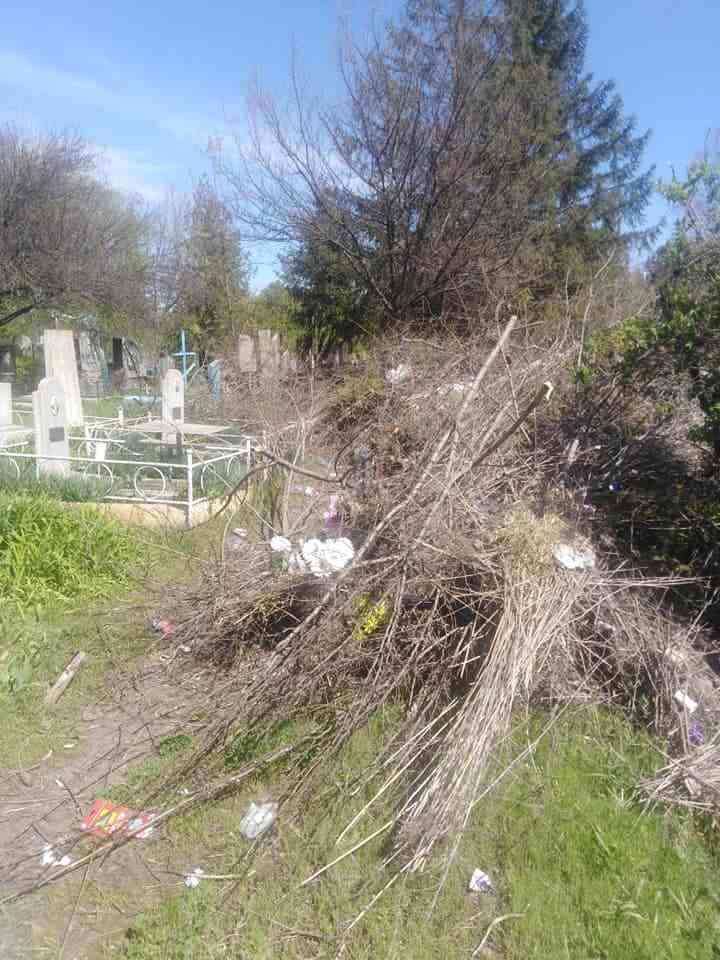 В Каменском из-за гор мусора на кладбищах люди не могут пройти к могилам