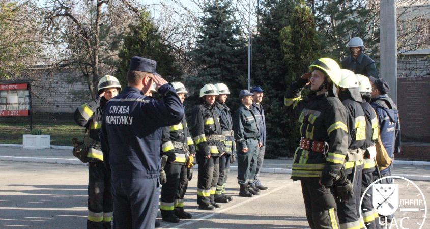 Фотография пожарного криса филдса с младенцем