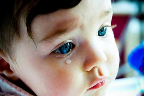 ребенок плачет