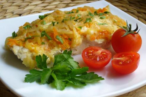 Запеченная скумбрия в сырно-картофельной шубке