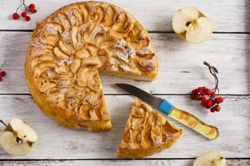 Яблочная шарлотка