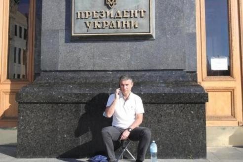 Под Офис президента с палаткой приехал мэр Умани
