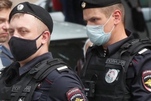В РФ активист &amp;quot;сбил&amp;quot; кепку с копа флагом Украины